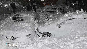 Park halindeki araçların üzerine çığ düştü!