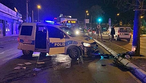 Polis otosu ağaca çarptı: 2 yaralı
