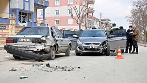 Polisin dur ihtarına uymadılar, çalıntı araçla kaza yaptılar