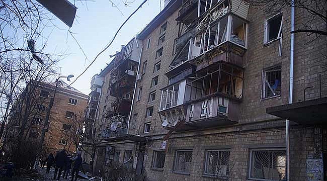 Rus güçleri başkent Kiev’de sivil yerleşim bölgesini vurdu