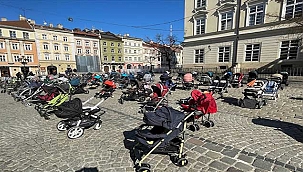 Rusya'nın saldırılarında ölen 109 çocuk için Ukrayna'da anma töreni! Boş bebek arabası...