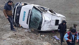 Seramik fabrikası işçilerini taşıyan servis şarampole devrildi: 6 yaralı