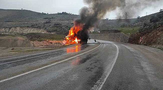 Seyir halindeki TIR alev aldı