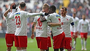 Sivasspor, deplasmanda Adana Demirspor'u 3-2 yendi