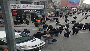 Sokak ortasında iki grup arasında kavga...