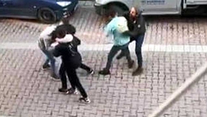 Sokak ortasında otopark kavgası...