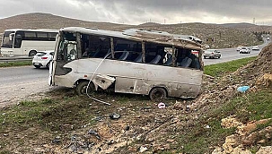 Son Dakika: İşçileri taşıyan servis devrildi. Çok sayıda yaralı!