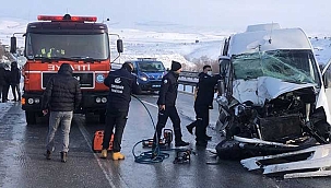 Son Dakika: Öğrencileri taşıyan minibüsle kamyon çarpıştı. Çok sayıda yaralı...