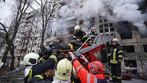 Son Dakika: Rus ordusu Kiev'de bir apartmanı vurdu. Çok sayıda yaralı!