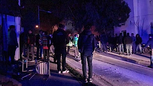 Sosyal medyada tartışan akrabalar arasında sokak ortasında...