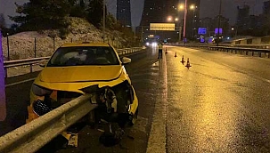 Sürücüsünün hakimiyetini kaybettiği taksi bariyerlere çarptı