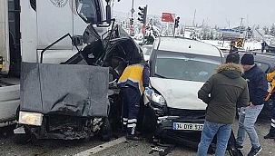 TIR, kırmızı ışıkta bekleyen araçlara daldı: 1 ölü 12 yaralı 