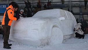 TOGG ve milli muharip uçağın kardan heykeli...