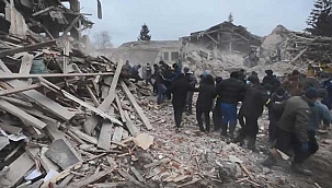 Ukrayna'da, Rusya'nın bombardımanı sonrası oluşan yıkım...