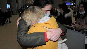 Ukrayna'dan tahliye olan Türk vatandaşları aileleriyle buluşuyor