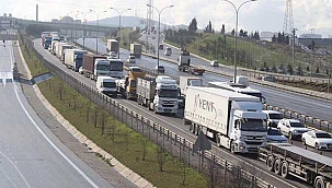 Yoğun kar yağışı nedeiyle 8 kilometrelik TIR ve kamyon kuyruğu