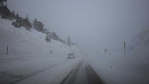 Yoğun kar yağışı nedeniyle karayolu TIR geçişlerine kapatıldı