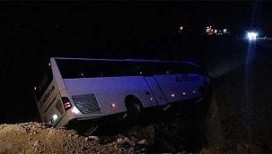 Yolcu otobüsü şarampole devrildi: 23 yaralı