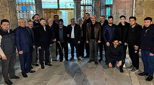 AK Parti Develi İlçe Başkanı Osman Turan, teravih namazı sonrası vatandaşlarla buluştu