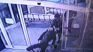 Akılalmaz olayda ev arkadaşlarını öldürüp hastaneye...