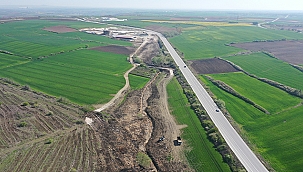 Asfalt şantiyesinden sızan zift