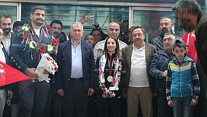 Avrupa şampiyonları Taha ve Evin çoşkuyla karşılandı