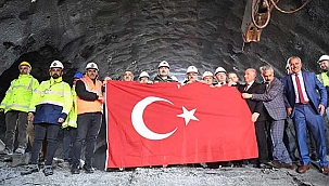 Bakan Karaismailoğlu, Aşık Şenlik Tüneli'nin ışık görme törenini gerçekleştirdi