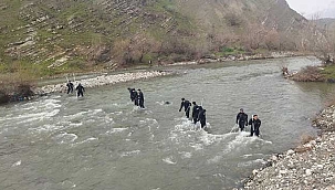 Çaya düşüp, kaybolan asteğmeni arama çalışmalarıı...
