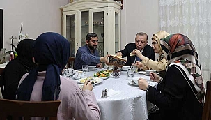 Cumhurbaşkanı Erdoğan, bir ailenin iftarına konuk oldu