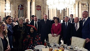 Cumhurbaşkanı Erdoğan, sanatçılarla iftar programında bir araya geldi