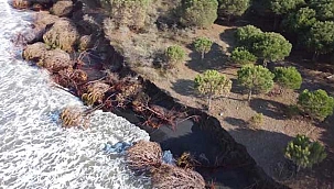 Dalgalar kumsalı yok etti Karadeniz evlere yaklaştı