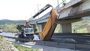 Dorsesi açık kalan hafriyat kamyonu köprüye çarptı!