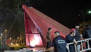 Eğlence olsun diye anıta çıktı, mahsur kaldı!