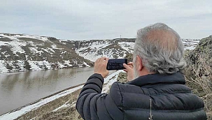 Eriyen kar suları şelale oluşturdu