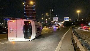 Servis minibüsü otomobile çarparak devrildi