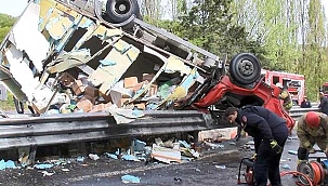 Feci kazada bariyerlere çarpan kamyon devrildi