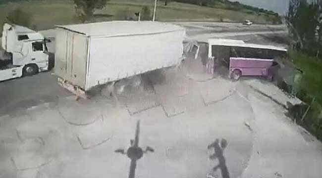 Feci kazada kamyon halk otobüsüne çarptı! 1 ölü, 10 yaralı