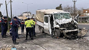 Feci kazada kamyonet park halindeki araçlara daldı. Çok sayıda yaralı...