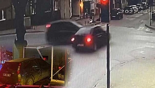 Feci kazada kavşakta çarpışan otomobillerden biri iş yerine daldı