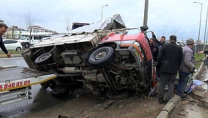 Feci kazada kontrolden çıkan kamyonet devrildi