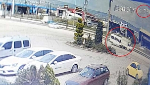 Feci kazada minibüs kamyona çarptı