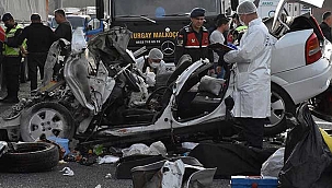 Feci kazada otomobil TIR'ın altına girdi