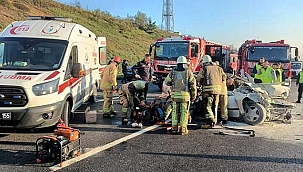 Feci kazada otomobille kamyon çarpıştı!