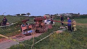Feci kazada traktörün altında kalan 2 kişi...