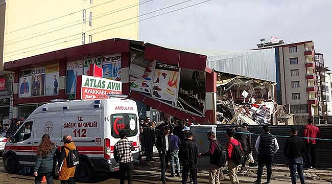 İnşaat alanının yanındaki AVM'nin duvarı çöktü!