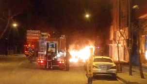 İşçileri taşıyan servis minibüsü yandı