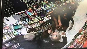 Kapkaça uğrayan kadınlar marketi birbirine kattı