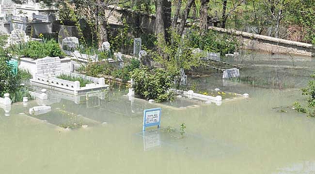 Karların erimesi taşkına neden oldu. Mezalıklar sularla...
