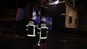 Kayseri'de park halindeki TIR ile alevlerin sıçradığı evin çatısı yandı