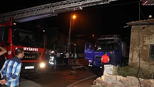 Kayseri'de TIR'da çıkan yangında alevler yakında bulunan tek katlı evin çatısına sıçradı